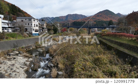 川のある風景 120991779