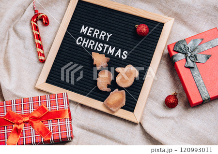 Christmas flatley with a black letter board, with cookies, Christmas tree decorations and gift boxes, on a linen background Christmas flatley with a black letter board, with cookies, Christmas tree decorations and gift boxes, on a linen background 120993011