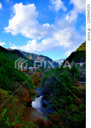 初秋　奥多摩の数馬峡谷　紅葉の風景 120994029