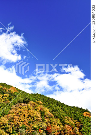 初秋　奥多摩の数馬峡谷　紅葉の風景 120994032