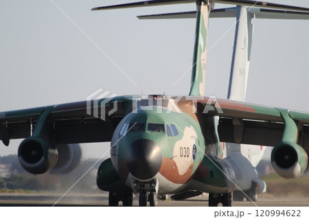 タキシングする川崎C1輸送機 120994622