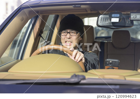イライラする運転手（イメージ） 120994623