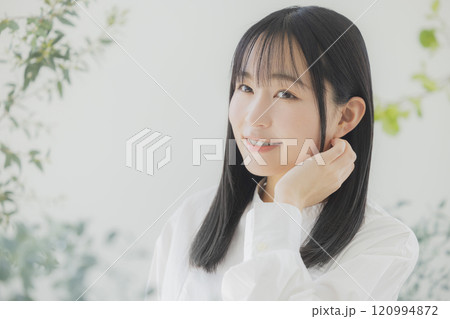 若い女性のポートレート 120994872