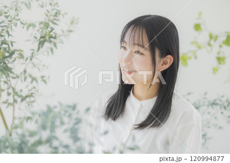 若い女性のポートレート 120994877