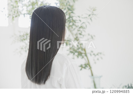 若い女性のポートレート 120994885