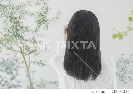 若い女性のポートレート 120994886