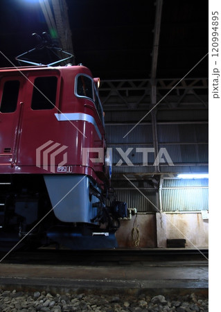 レトロな旧長岡機関区に佇むEF81-97号機(長岡機関区撮影会)_2024/12/1撮影 120994895