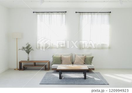 明るいリビング 120994923