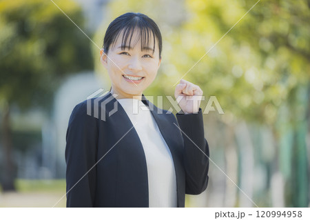 若いスーツの女性のポートレート 若いスーツの女性のポートレート 120994958