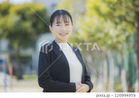 若いスーツの女性のポートレート 若いスーツの女性のポートレート 120994959
