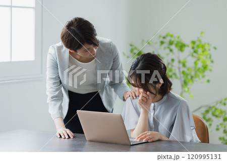 泣くビジネスウーマンと困る先輩 120995131