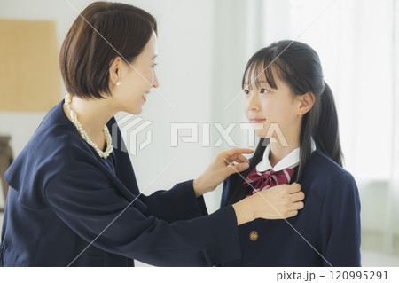 鏡を見る女子高校生と家族　 120995291