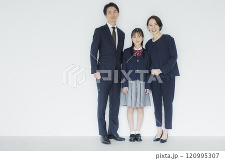 フォーマルな服装の女子高校生と家族　　 120995307