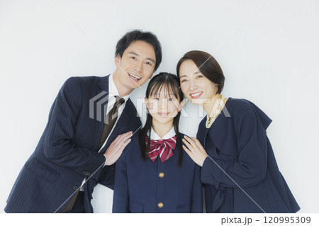 フォーマルな服装の女子高校生と家族 フォーマルな服装の女子高校生と家族 120995309