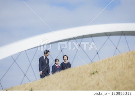 フォーマルな服装の女子高校生と家族　　　 120995312