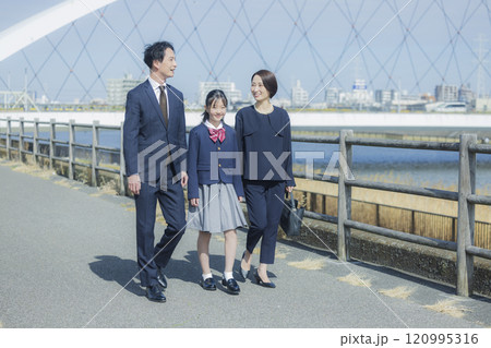 フォーマルな服装の女子高校生と家族 フォーマルな服装の女子高校生と家族 120995316