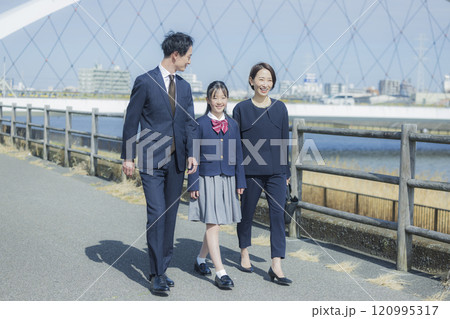 フォーマルな服装の女子高校生と家族　　　 120995317