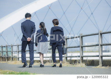 フォーマルな服装の女子高校生と家族 フォーマルな服装の女子高校生と家族 120995322