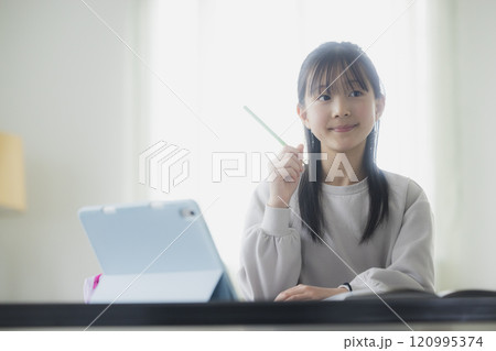 タブレット学習する小学生 120995374