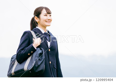 制服を着た女子高生・高校生・中学生 制服を着た女子高生・高校生・中学生 120995404