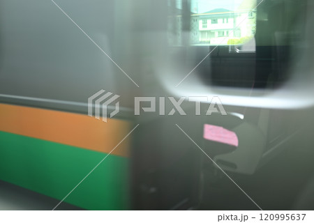 宇都宮線、車窓かから見たすれ違い 120995637