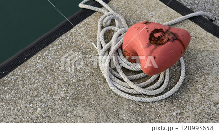 港の係留柱 港の係留柱 120995658