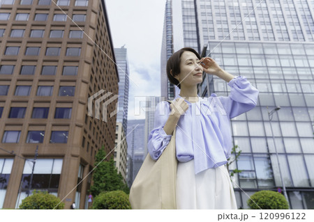 オフィス街を歩くビジネスウーマンのポートレート オフィス街を歩くビジネスウーマンのポートレート 120996122