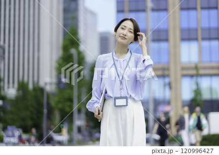 オフィス街でノートパソコンを手に持つビジネスウーマンのポートレート 120996427