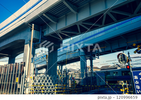踏切と高架化工事 東京都 東村山駅周辺 2024.11　d-3 暖色寒色強調 120996659