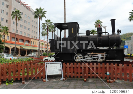 宇和島駅前に展示されている宇和島鉄道時代の機関車レプリカ 120996684