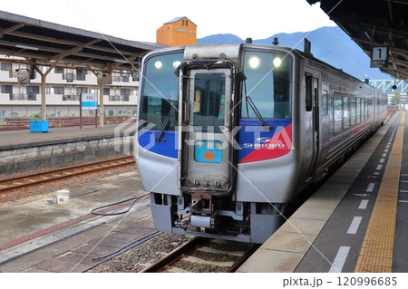 宇和島駅に停車中のN2000系 特急宇和海 120996685
