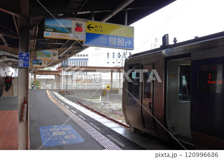 予讃線終着駅 宇和島駅に停車中のN2000系 特急宇和海 予讃線終着駅 宇和島駅に停車中のN2000系 特急宇和海 120996686