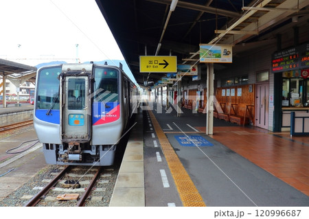 宇和島駅に停車中のN2000系 特急宇和海 宇和島駅に停車中のN2000系 特急宇和海 120996687