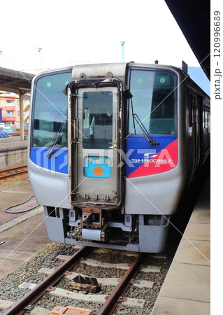 宇和島駅に停車中のN2000系 特急宇和海 宇和島駅に停車中のN2000系 特急宇和海 120996689