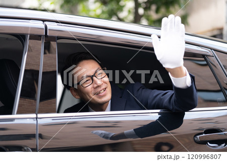選挙カー　お手振り　政治家 120996807