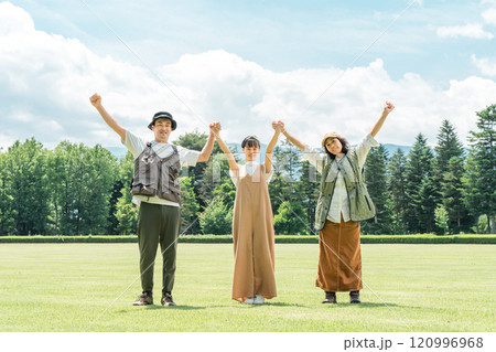 キャンプ場でキャンプ・グランピングを楽しむ家族・ファミリー 120996968