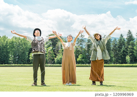 キャンプ場でキャンプ・グランピングを楽しむ家族・ファミリー キャンプ場でキャンプ・グランピングを楽しむ家族・ファミリー 120996969