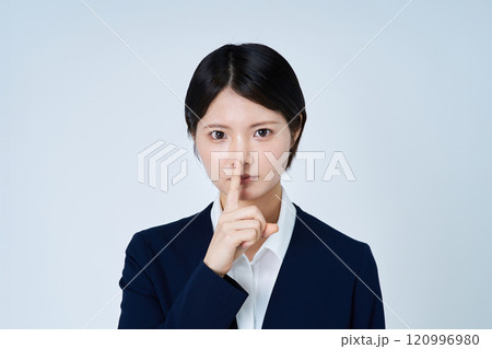口に手を当てるスーツ姿の若い女性 120996980