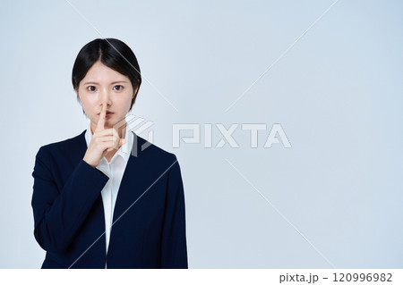 口に手を当てるスーツ姿の若い女性 120996982