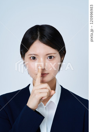 口に手を当てるスーツ姿の若い女性 120996983