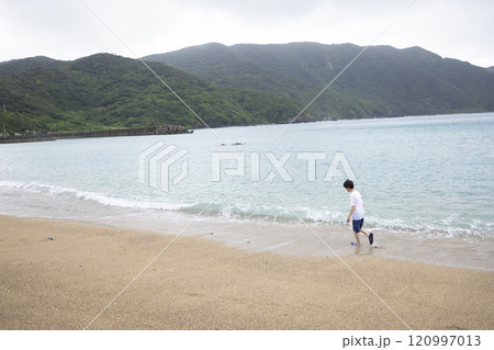 ビーチを歩く男の子 120997013