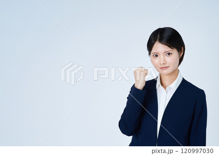応援のポーズをするスーツ姿の若い女性 応援のポーズをするスーツ姿の若い女性 120997030
