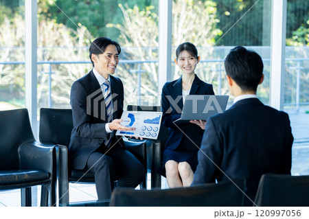 商談するビジネスマン 商談するビジネスマン 120997056