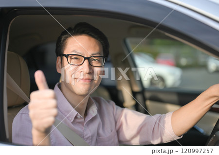 車に乗る男性 車に乗る男性 120997257