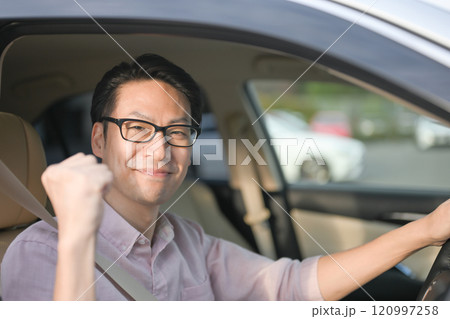 車に乗る男性 120997258