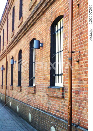 レンガの壁が美しい建物 120997260