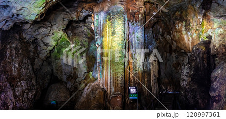秋芳洞　黄金柱　パノラマ【山口県美祢市】 120997361