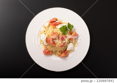 トマトとモッツァレラチーズの冷やしパスタ トマトとモッツァレラチーズの冷やしパスタ 120997841