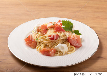 トマトとモッツァレラチーズの冷やしパスタ 120997845