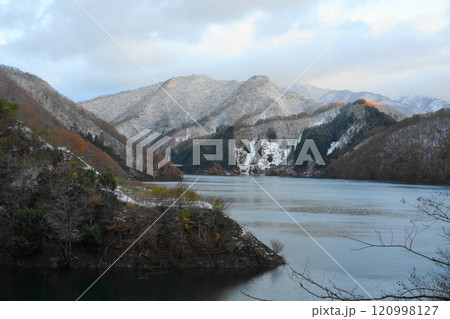 雪と紅葉の徳山ダム湖 雪と紅葉の徳山ダム湖 120998127
